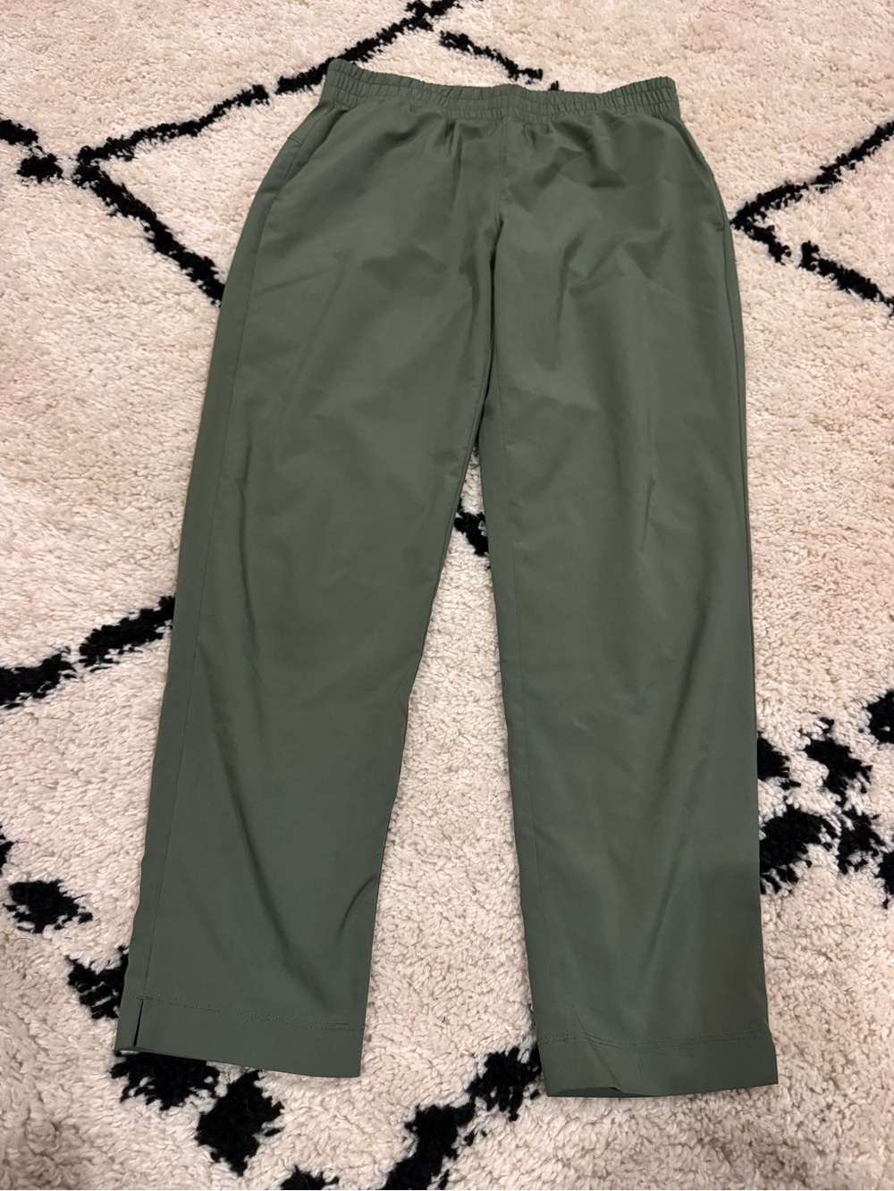 GapFit Runaround Pants in Olive Green